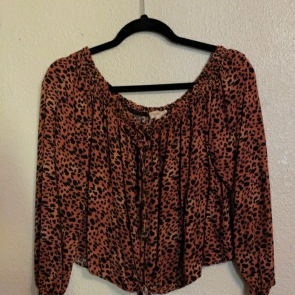 Off the shoulders lepord crop top